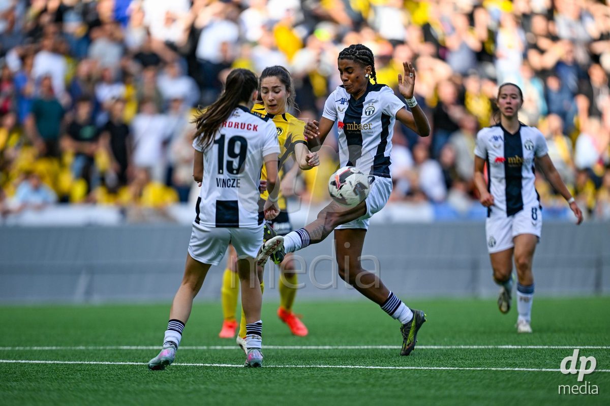 Audrey Remy (19 Young Boys) in duel with Sury Alichy Pallotta Gil (30 Zurich) during the Axa Womens Super League Football game between BSC Young Boys Frauen and FC Zürich Frauen at Wankdorf Stadium in Bern, Switzerland.