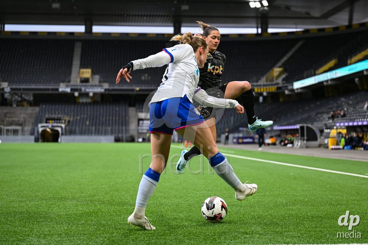 17.04.2025, Bern, Stadion Wankdorf, Women's Super League Quarterfinal 2: BSC YB Frauen - FC Luzern,  #10 Chantal Ruf (FC Luzern, left) against #18 Wibke Meister (BSC YB Frauen, right)