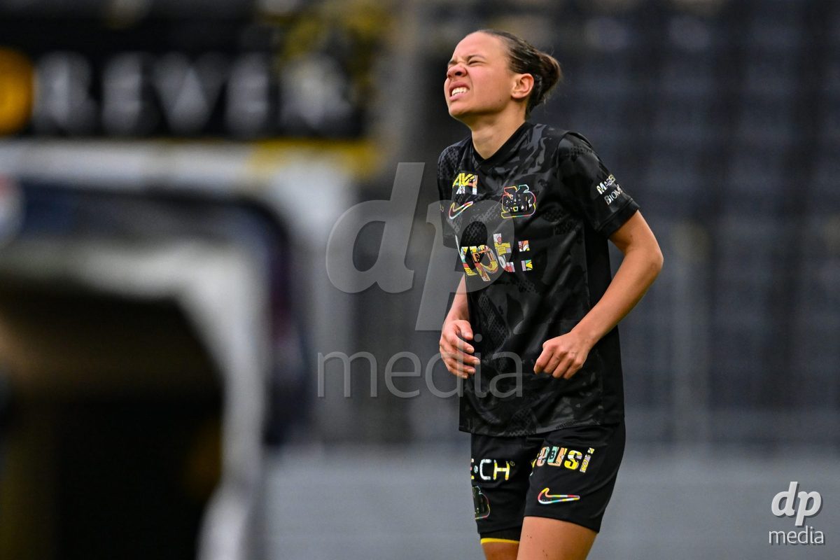 17.04.2025, Bern, Stadion Wankdorf, Women's Super League Quarterfinal 2: BSC YB Frauen - FC Luzern,  #10 Iman Beney (BSC YB Frauen) after foul