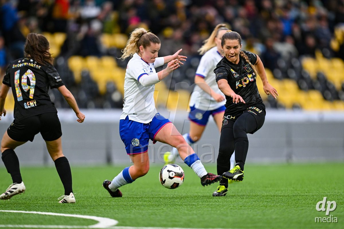 17.04.2025, Bern, Stadion Wankdorf, Women's Super League Quarterfinal 2: BSC YB Frauen - FC Luzern,  #14 Courtney Strode (BSC YB Frauen, right) against #5 Caterina Tramezzani (FC Luzern, left)