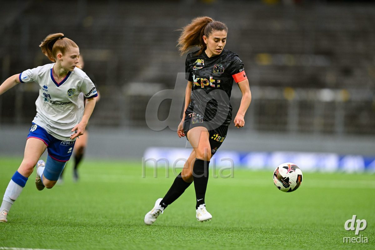 17.04.2025, Bern, Stadion Wankdorf, Women's Super League Quarterfinal 2: BSC YB Frauen - FC Luzern,  #11 Stephanie Waeber (BSC YB Frauen, right) against #4 Mia Knapp (FC Luzern, left)