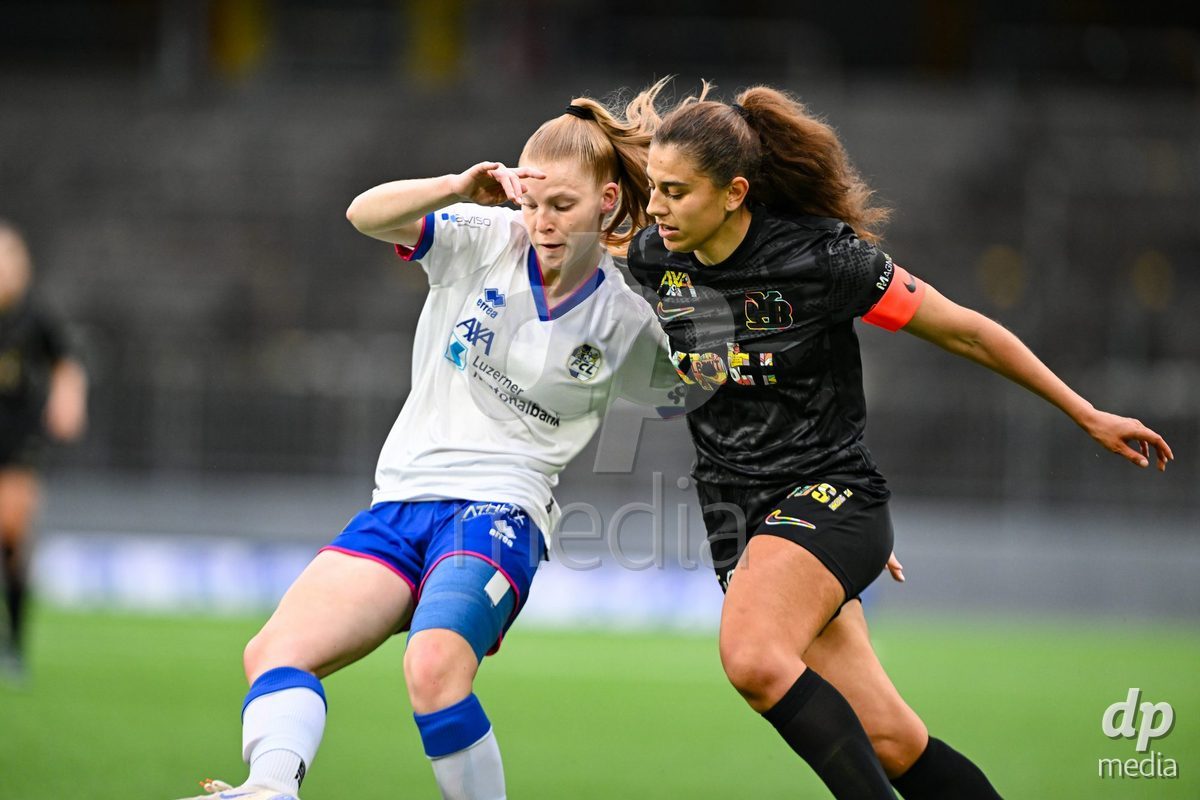 17.04.2025, Bern, Stadion Wankdorf, Women's Super League Quarterfinal 2: BSC YB Frauen - FC Luzern,  #4 Mia Knapp (FC Luzern, left) against #11 Stephanie Waeber (BSC YB Frauen, right)