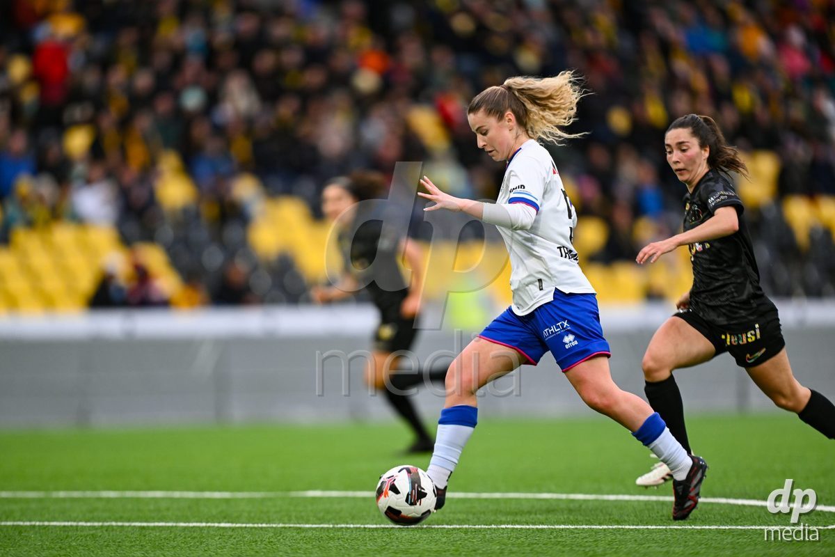 17.04.2025, Bern, Stadion Wankdorf, Women's Super League Quarterfinal 2: BSC YB Frauen - FC Luzern,  #5 Caterina Tramezzani (FC Luzern, left) against #19 Audrey Remy (BSC YB Frauen, right)