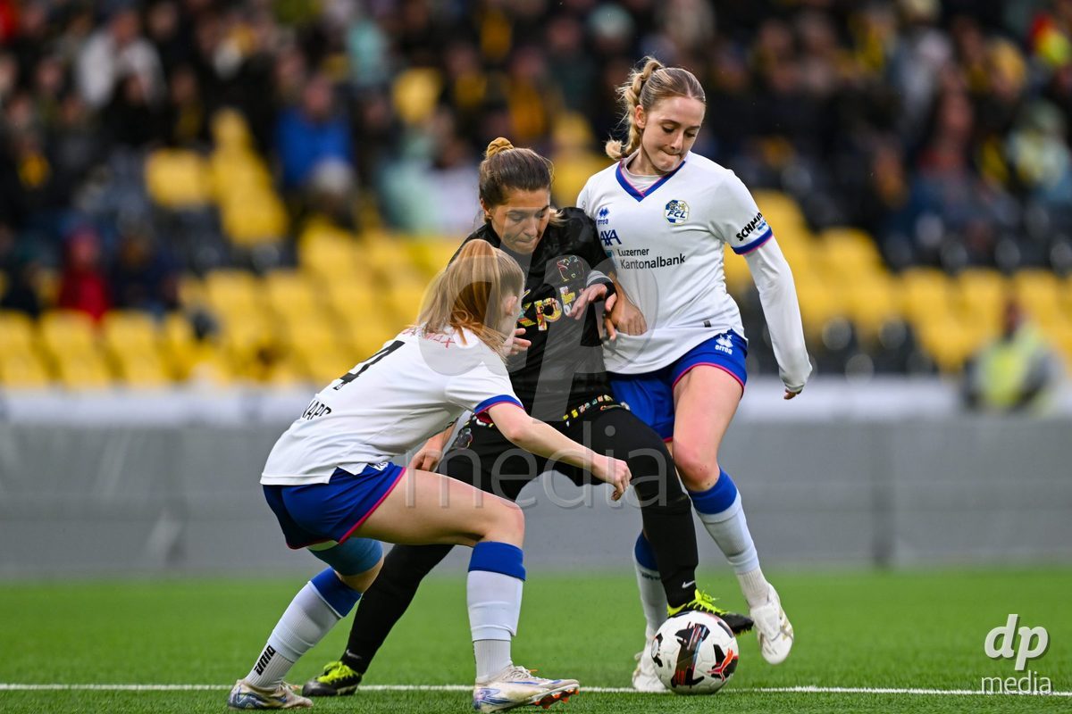 17.04.2025, Bern, Stadion Wankdorf, Women's Super League Quarterfinal 2: BSC YB Frauen - FC Luzern,  #14 Courtney Strode (BSC YB Frauen, left) against #10 Chantal Ruf (FC Luzern, right) and #4 Mia Knapp (Luzern, left)
