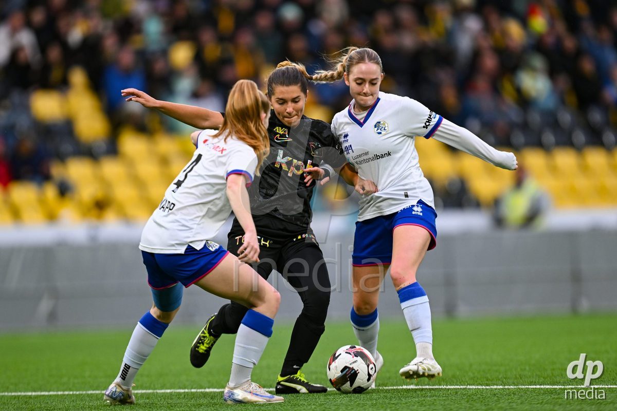 17.04.2025, Bern, Stadion Wankdorf, Women's Super League Quarterfinal 2: BSC YB Frauen - FC Luzern,  #14 Courtney Strode (BSC YB Frauen, left) against #10 Chantal Ruf (FC Luzern, right) and #4 Mia Knapp (Luzern, left)