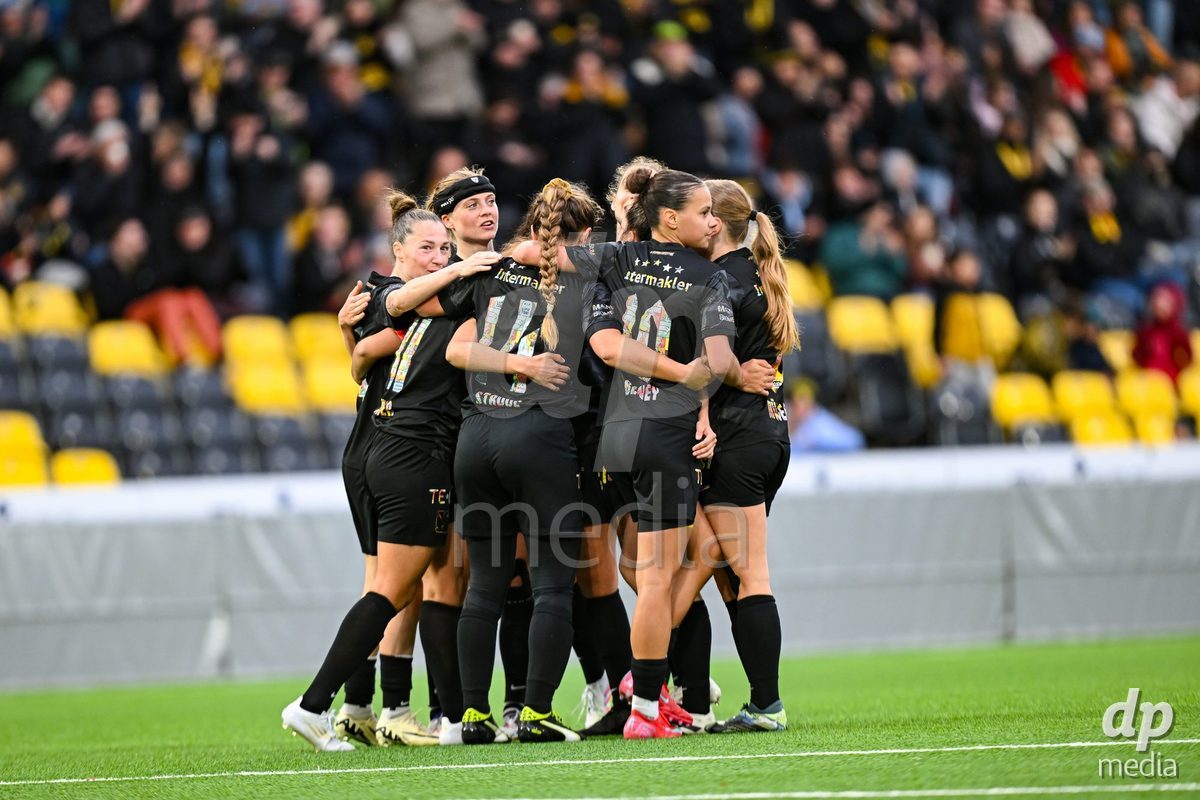 17.04.2025, Bern, Stadion Wankdorf, Women's Super League Quarterfinal 2: BSC YB Frauen - FC Luzern,  #11 Stephanie Waeber (BSC YB Frauen) celebrates her goal with team