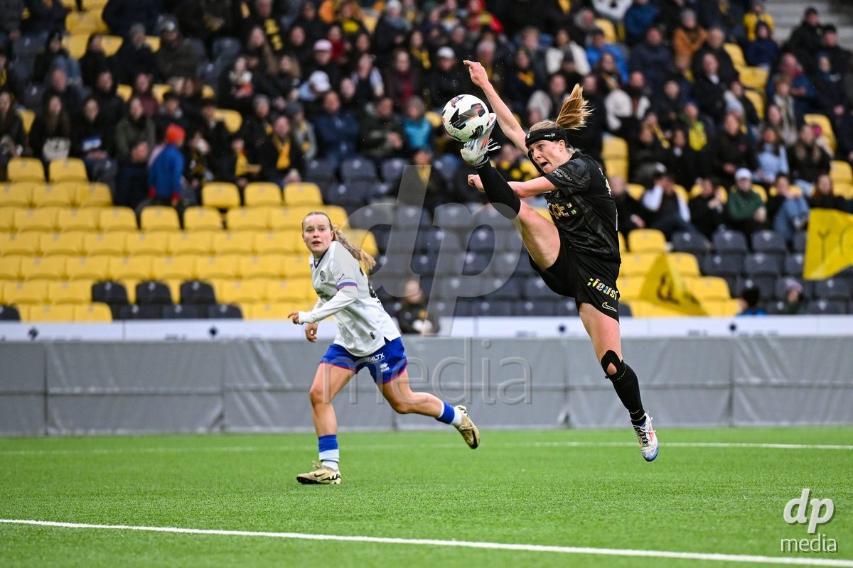 17.04.2025, Bern, Stadion Wankdorf, Women's Super League Quarterfinal 2: BSC YB Frauen - FC Luzern, #23 Wianda Ellen Douma (Young Boys) in action