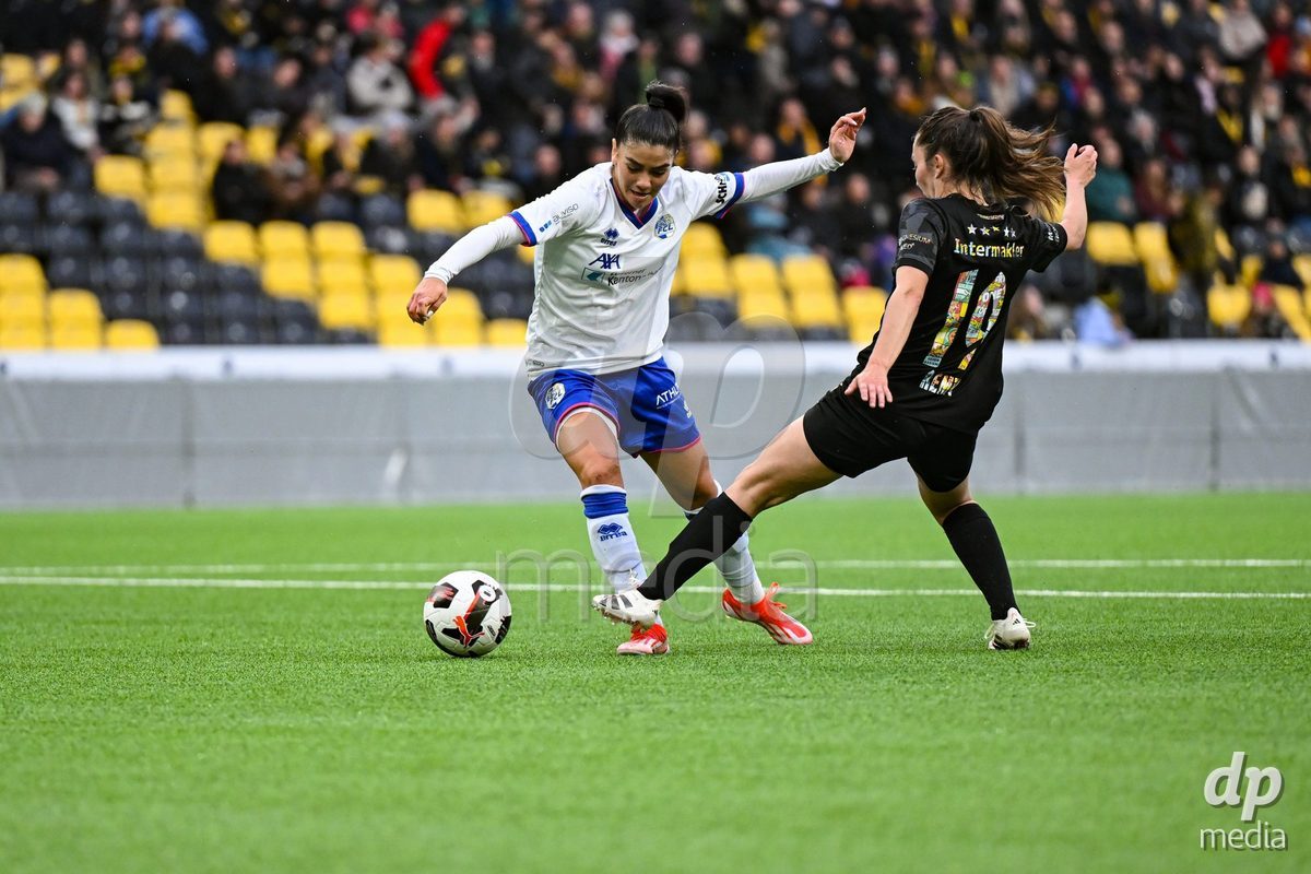 17.04.2025, Bern, Stadion Wankdorf, Women's Super League Quarterfinal 2: BSC YB Frauen - FC Luzern,  Michele Schnider (Luzern, left) against #19 Audrey Remy (Young Boys, right)