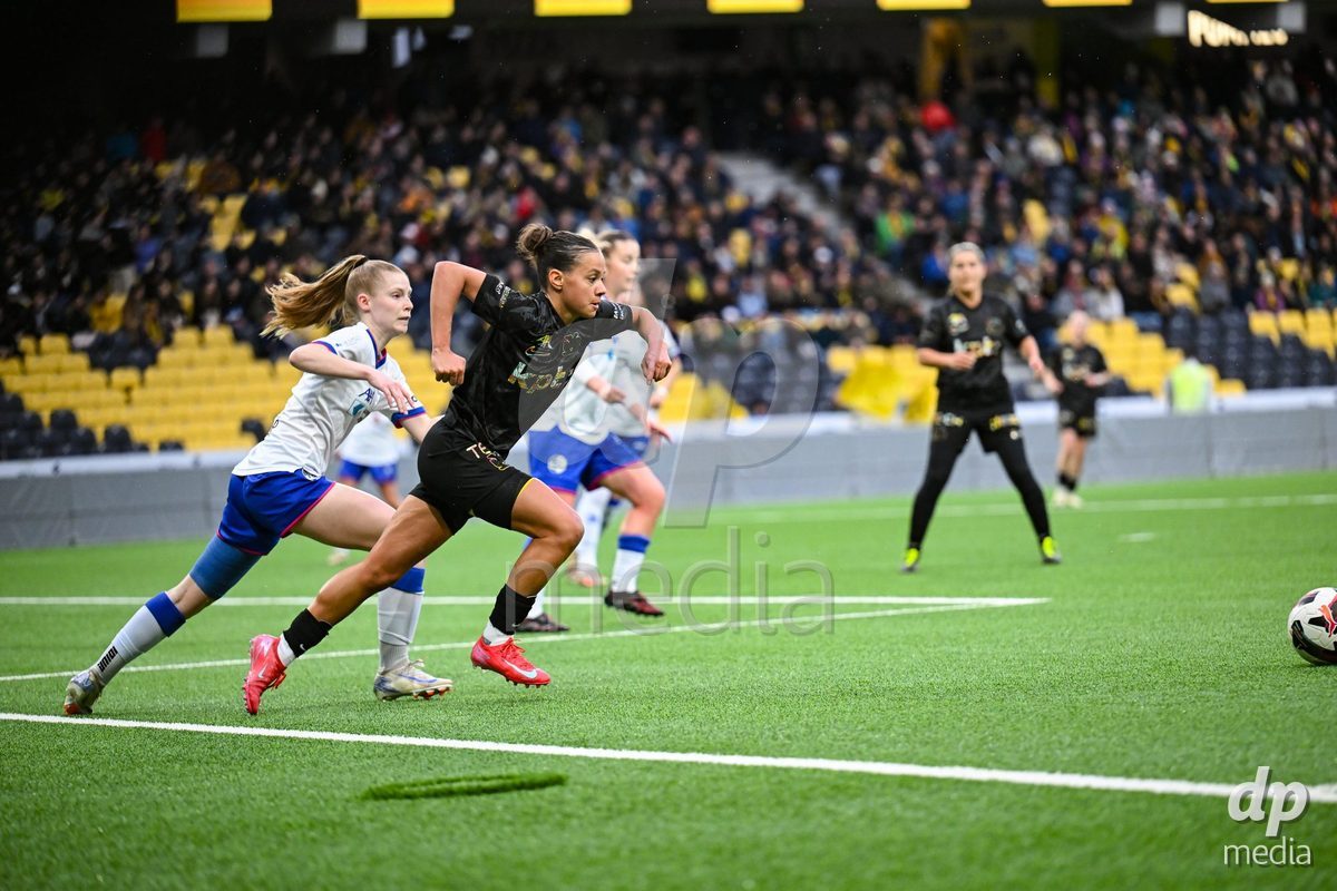 17.04.2025, Bern, Stadion Wankdorf, Women's Super League Quarterfinal 2: BSC YB Frauen - FC Luzern,  #10 Iman Beney (BSC YB Frauen, right) against #4 Mia Knapp (FC Luzern, left)