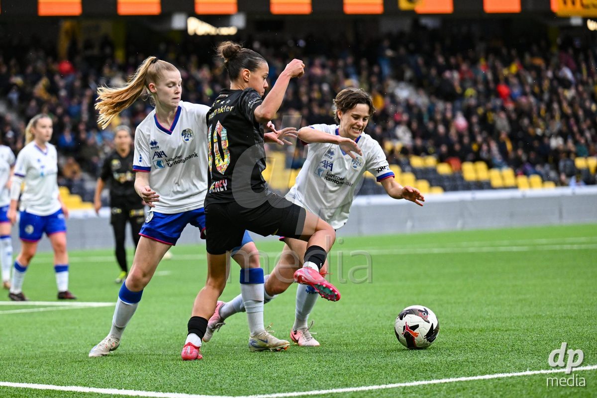 17.04.2025, Bern, Stadion Wankdorf, Women's Super League Quarterfinal 2: BSC YB Frauen - FC Luzern,  #4 Mia Knapp (FC Luzern, left) and #23 Bettina Brulhart (FC Luzern, right) against #10 Iman Beney (BSC YB Frauen, right