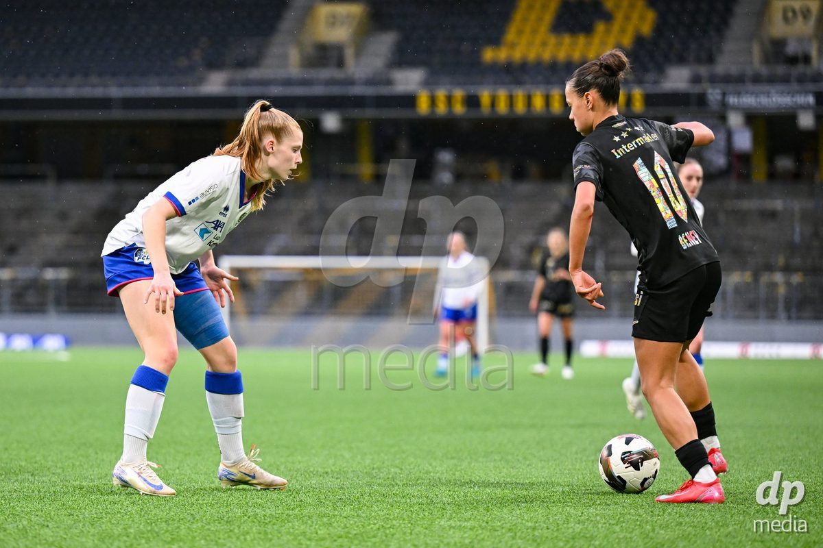 17.04.2025, Bern, Stadion Wankdorf, Women's Super League Quarterfinal 2: BSC YB Frauen - FC Luzern, #10 Iman Beney (Young Boys, right) against #4 Mia Knapp (FC Luzern, left)