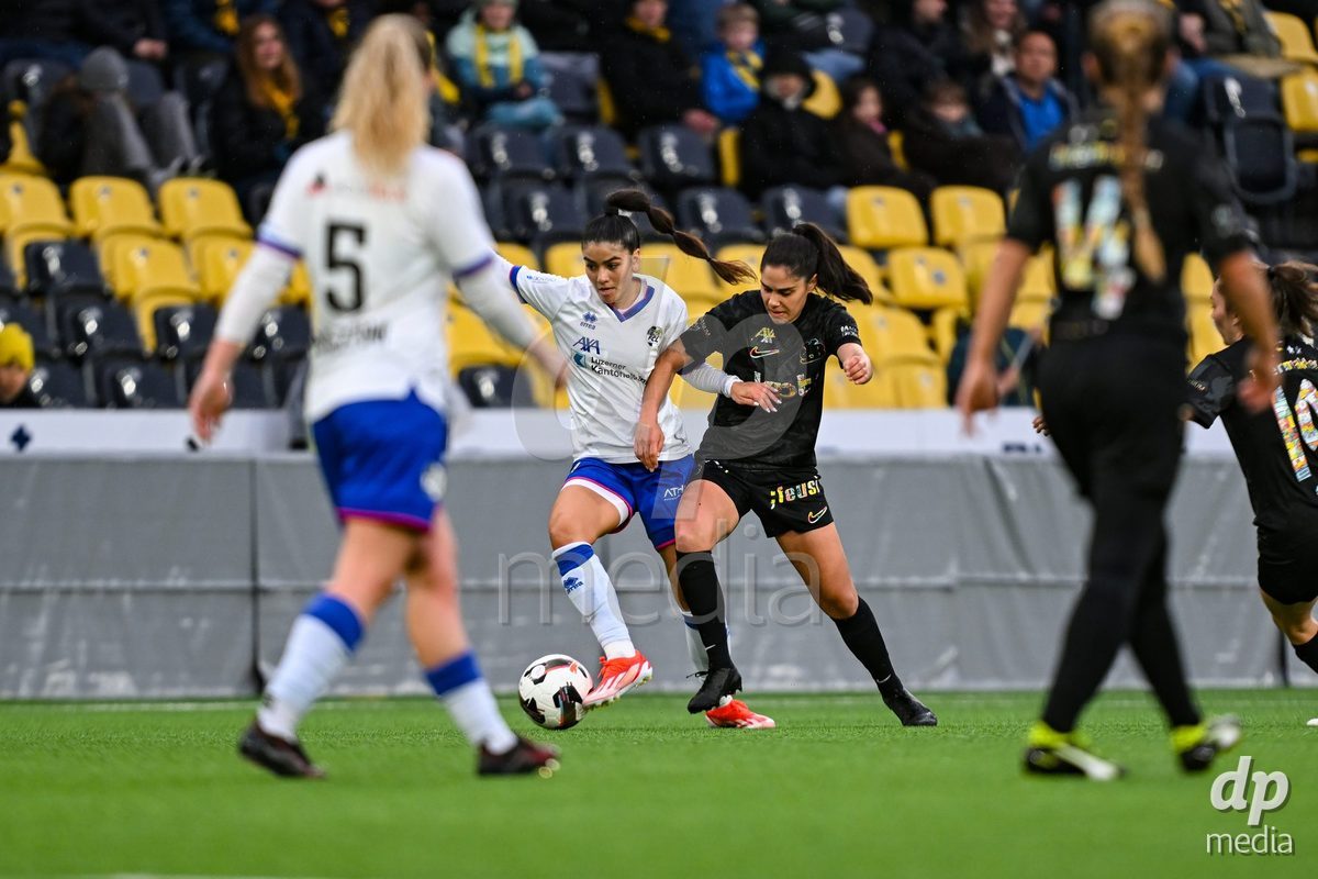 17.04.2025, Bern, Stadion Wankdorf, Women's Super League Quarterfinal 2: BSC YB Frauen - FC Luzern, Michele Schnider (Luzern, left) against #26 Laura Frey (Young Boys, right)
