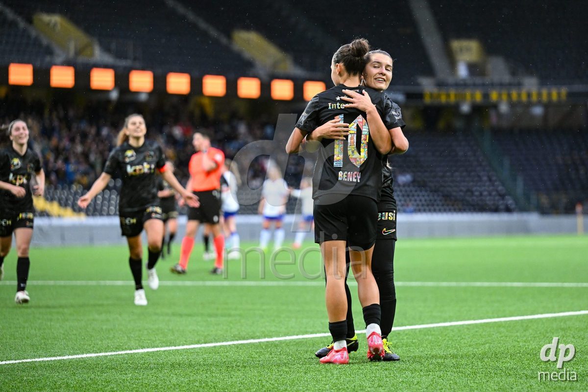 17.04.2025, Bern, Stadion Wankdorf, Women's Super League Quarterfinal 2: BSC YB Frauen - FC Luzern, #10 Iman Beney (BSC YB Frauen) celebrates her goal with  #14 Courtney Strode (BSC YB Frauen)