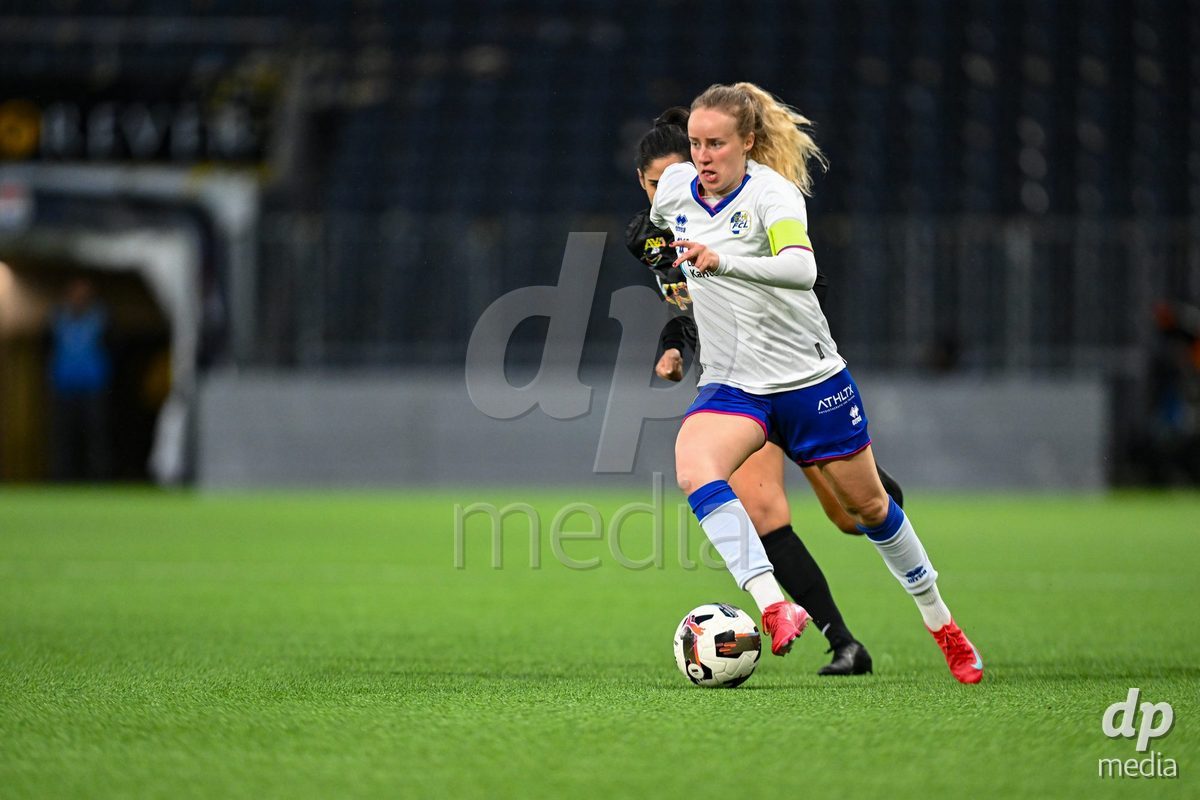 17.04.2025, Bern, Stadion Wankdorf, Women's Super League Quarterfinal 2: BSC YB Frauen - FC Luzern,  #16 Barbara Reger (FC Luzern, left) against #24 Lisa Josten (BSC YB Frauen, right)