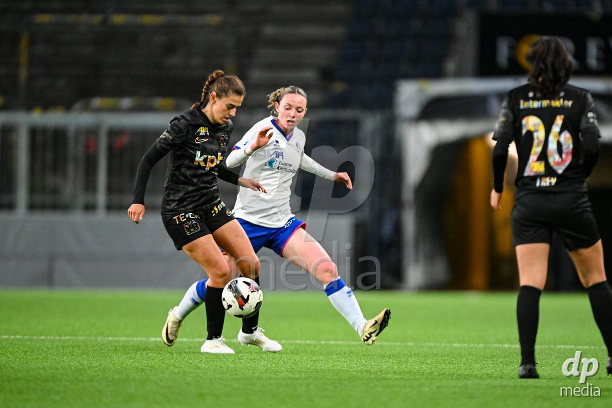 17.04.2025, Bern, Stadion Wankdorf, Women's Super League Quarterfinal 2: BSC YB Frauen - FC Luzern,  #38 Chiara Schmid (FC Luzern, right) against #11 Stephanie Waeber (BSC YB Frauen, left)