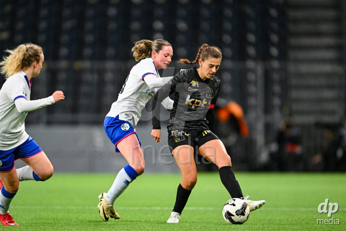 17.04.2025, Bern, Stadion Wankdorf, Women's Super League Quarterfinal 2: BSC YB Frauen - FC Luzern,  #11 Stephanie Waeber (BSC YB Frauen, right) against #38 Chiara Schmid (FC Luzern, left)