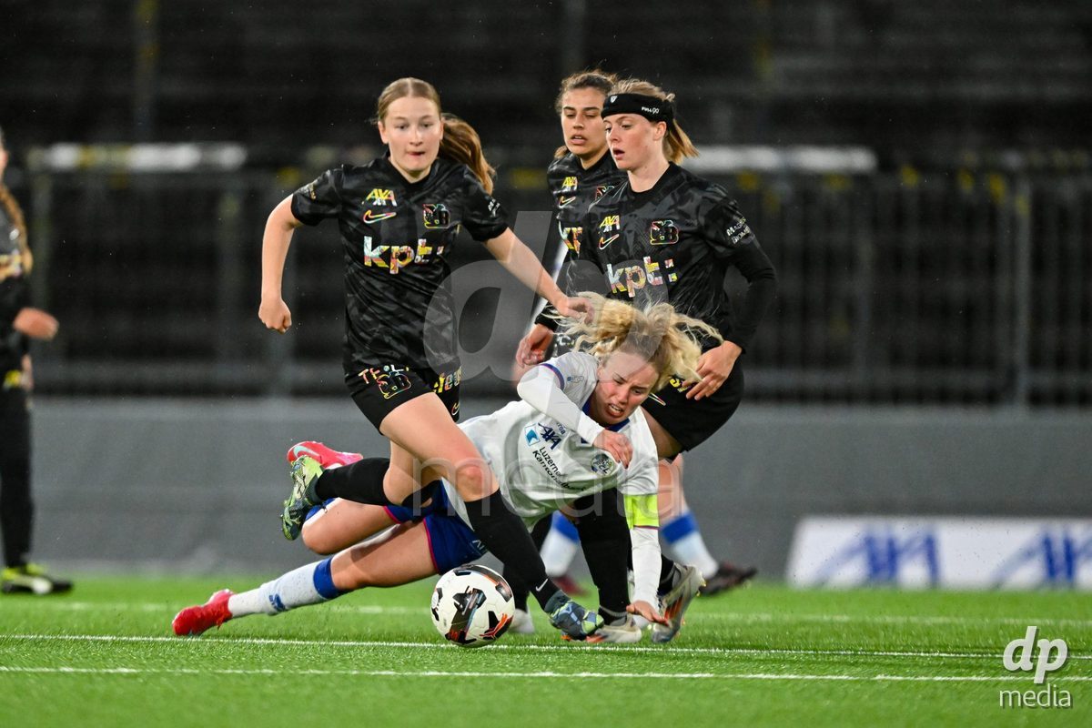 17.04.2025, Bern, Stadion Wankdorf, Women's Super League Quarterfinal 2: BSC YB Frauen - FC Luzern,  #16 Barbara Reger (FC Luzern, center) against #23 Wielle Douma (BSC YB Frauen, right) and #11 Stephanie Waeber (BSC YB Frauen, left)