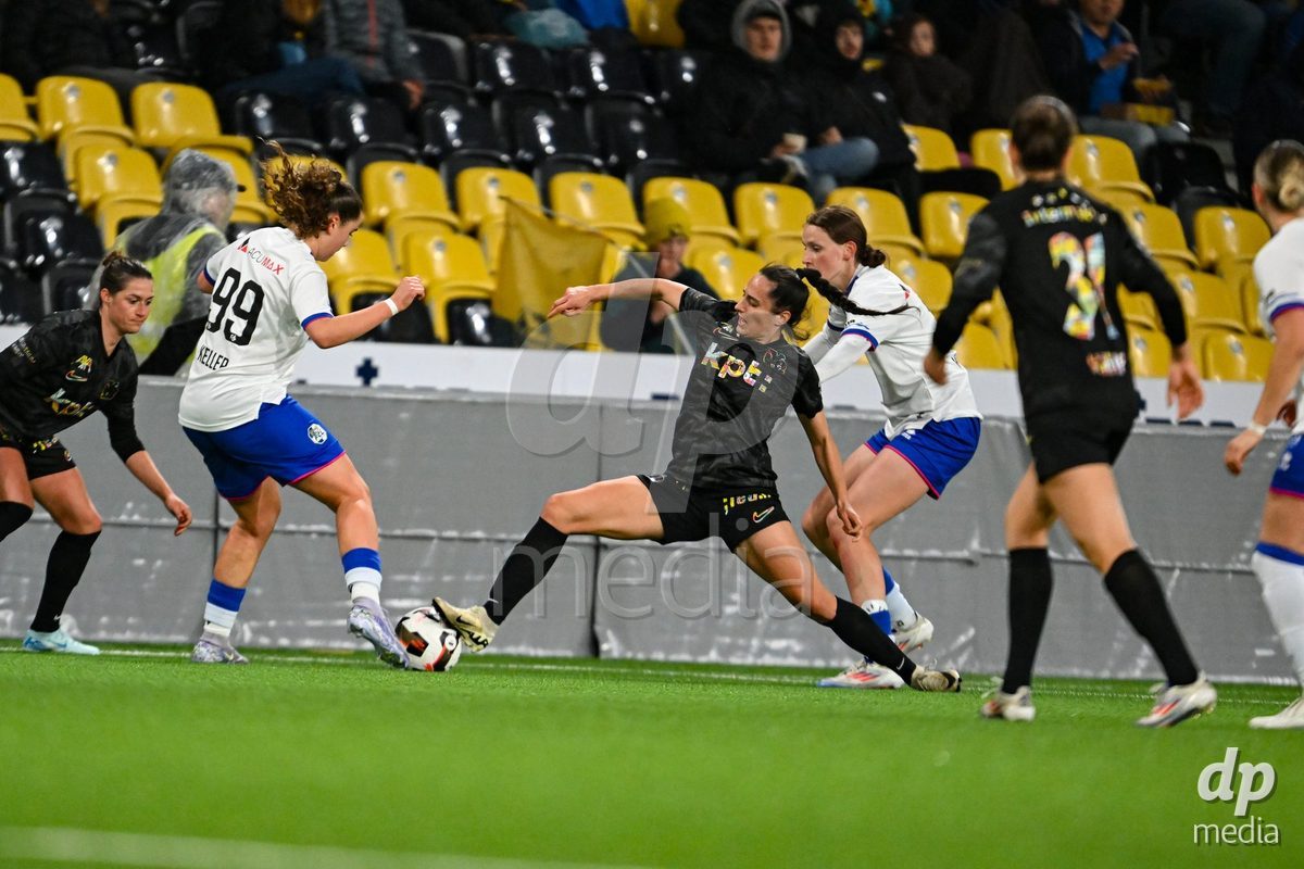 17.04.2025, Bern, Stadion Wankdorf, Women's Super League Quarterfinal 2: BSC YB Frauen - FC Luzern,  #28 Cristina Carp (BSC YB Frauen, center) against #99 Alyssa Keller (Luzern, left)