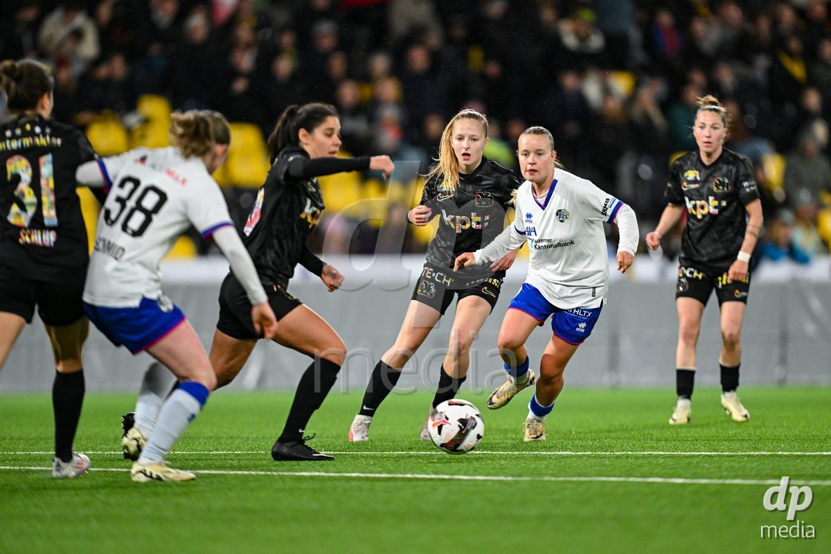 17.04.2025, Bern, Stadion Wankdorf, Women's Super League Quarterfinal 2: BSC YB Frauen - FC Luzern,  #22 Fiona Sperlich (FC Luzern) against #6 Aida Ragusa (Young Boys)