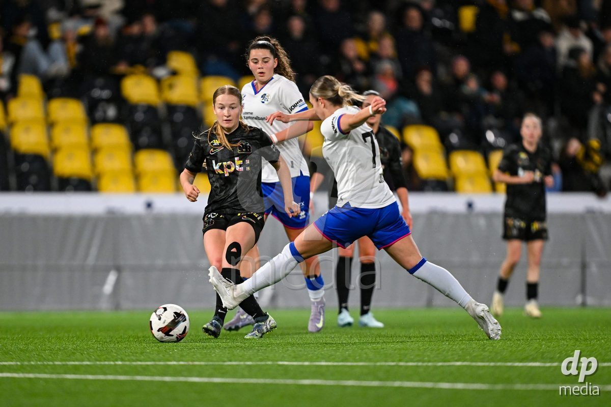 17.04.2025, Bern, Stadion Wankdorf, Women's Super League Quarterfinal 2: BSC YB Frauen - FC Luzern,  #8 Noa Linn Munger (BSC YB Frauen, left) against #99 Alyssa Keller (FC Luzern, center) and #77 Jael Jost (Luzern, right)