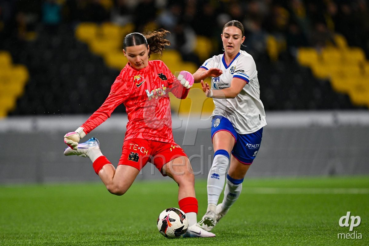 17.04.2025, Bern, Stadion Wankdorf, Women's Super League Quarterfinal 2: BSC YB Frauen - FC Luzern,  goalkeeper Tamara Biedermann (BSC YB Frauen, left) against #77 Jael Jost (FC Luzern, right)
