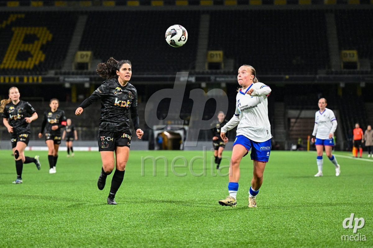 17.04.2025, Bern, Stadion Wankdorf, Women's Super League Quarterfinal 2: BSC YB Frauen - FC Luzern,  #22 Fiona Sperlich (FC Luzern, right) against #26 Laura Frey (BSC YB Frauen, left)