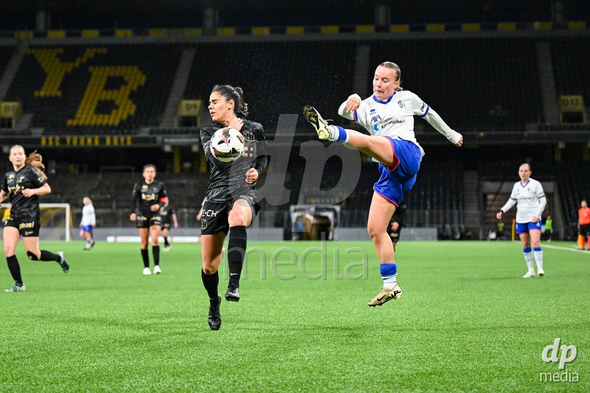 17.04.2025, Bern, Stadion Wankdorf, Women's Super League Quarterfinal 2: BSC YB Frauen - FC Luzern,  #22 Fiona Sperlich (FC Luzern, right) against #26 Laura Frey (BSC YB Frauen, left)
