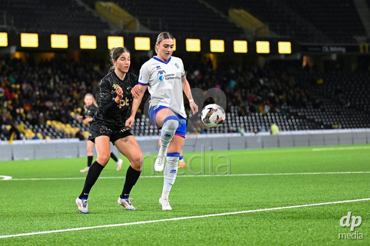 17.04.2025, Bern, Stadion Wankdorf, Women's Super League Quarterfinal 2: BSC YB Frauen - FC Luzern,  #31 Giulia Schlup (BSC YB Frauen) against #77 Jael Jost (Luzern)