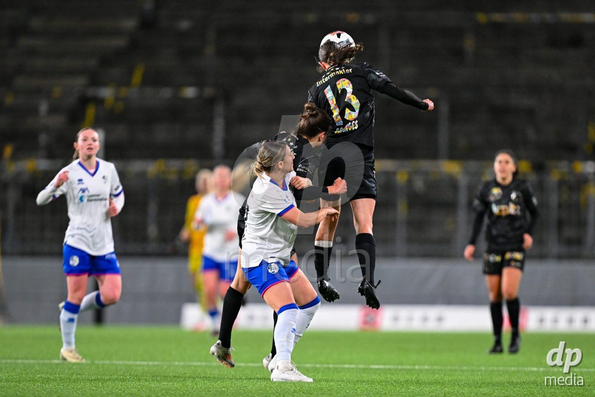 17.04.2025, Bern, Stadion Wankdorf, Women's Super League Quarterfinal 2: BSC YB Frauen - FC Luzern, #13 Malaurie Granges (Young Boys) with headball