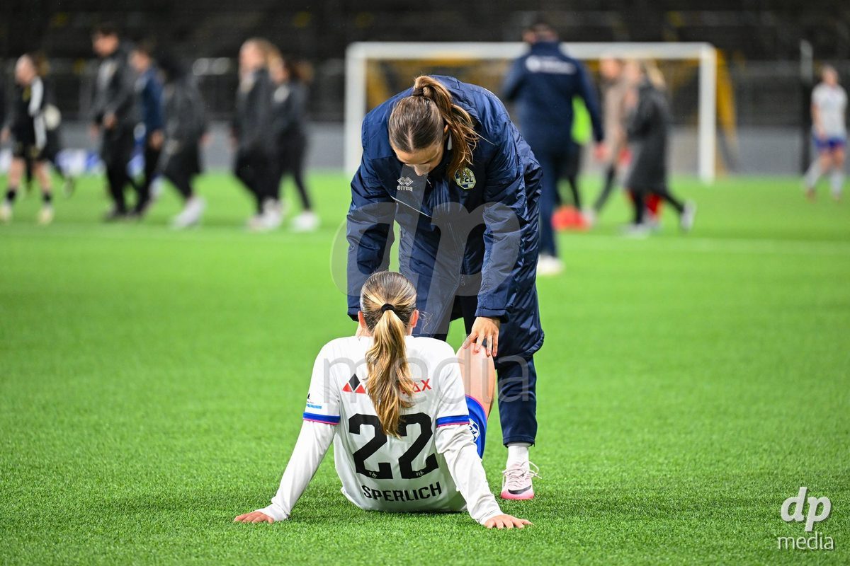 17.04.2025, Bern, Stadion Wankdorf, Women's Super League Quarterfinal 2: BSC YB Frauen - FC Luzern, #22 Fiona Sperlich (Luzern) with team mate after losing the game