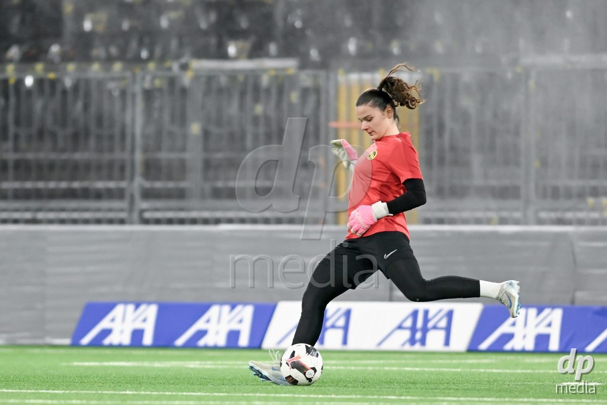 23.11.2024, Bern, Stadion Wankdorf, Women's Super League: BSC YB Frauen - Servette FC Chênois Féminin, during warm up prior to the match