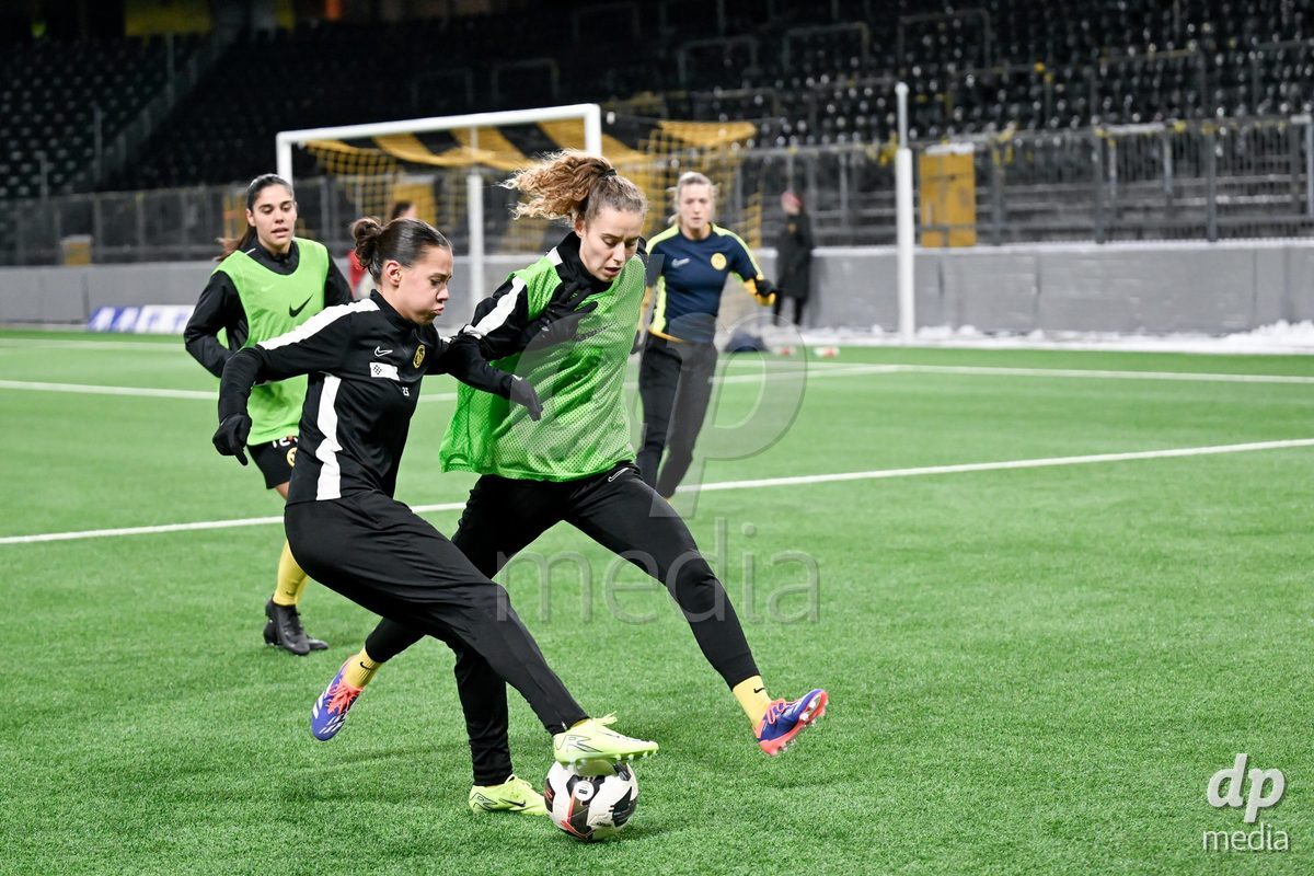 23.11.2024, Bern, Stadion Wankdorf, Women's Super League: BSC YB Frauen - Servette FC Chênois Féminin,  #15 Leana Zaugg (BSC YB Frauen) during warm up prior to the match
