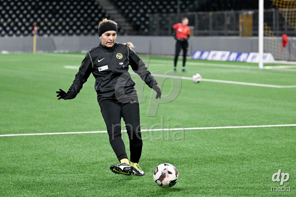 23.11.2024, Bern, Stadion Wankdorf, Women's Super League: BSC YB Frauen - Servette FC Chênois Féminin, #14 Courtney Strode (BSC YB Frauen, left) during warm up prior to the match