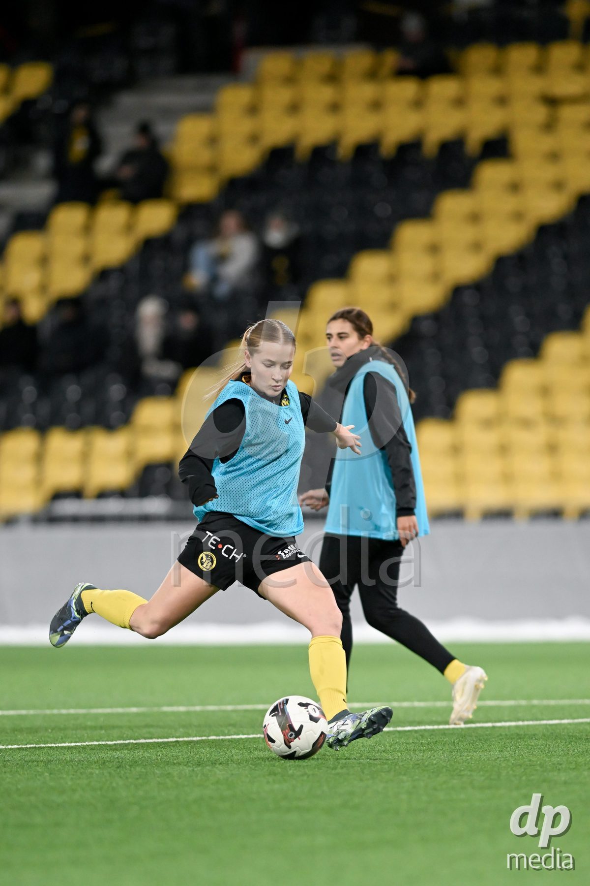 23.11.2024, Bern, Stadion Wankdorf, Women's Super League: BSC YB Frauen - Servette FC Chênois Féminin,  #8 Noa Linn Munger (BSC YB Frauen) during warm up