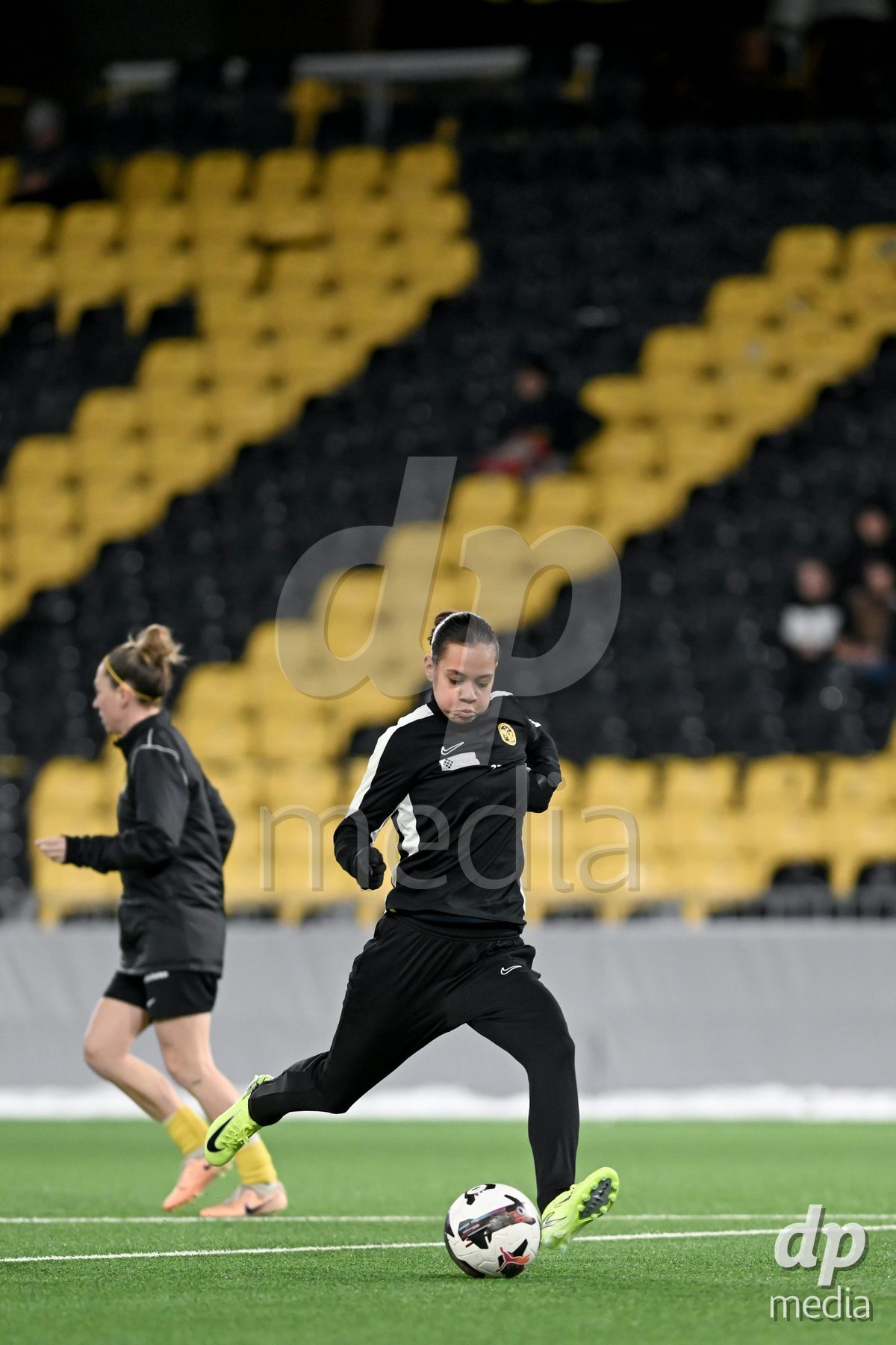 23.11.2024, Bern, Stadion Wankdorf, Women's Super League: BSC YB Frauen - Servette FC Chênois Féminin,  #10 Iman Beney (BSC YB Frauen) during warm up