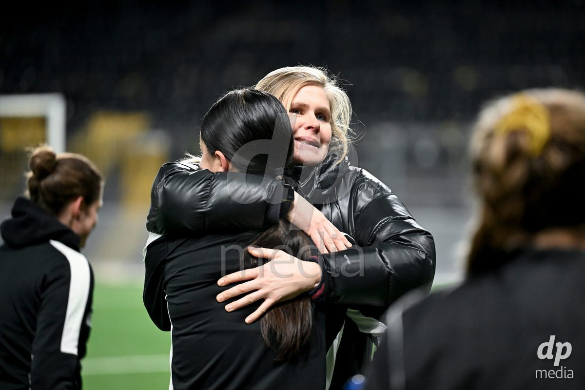 23.11.2024, Bern, Stadion Wankdorf, Women's Super League: BSC YB Frauen - Servette FC Chênois Féminin, coach Imke Wubbenhorst (BSC YB Frauen) with a dejected  7 Naomi Luyet (BSC YB Frauen) pior to the match