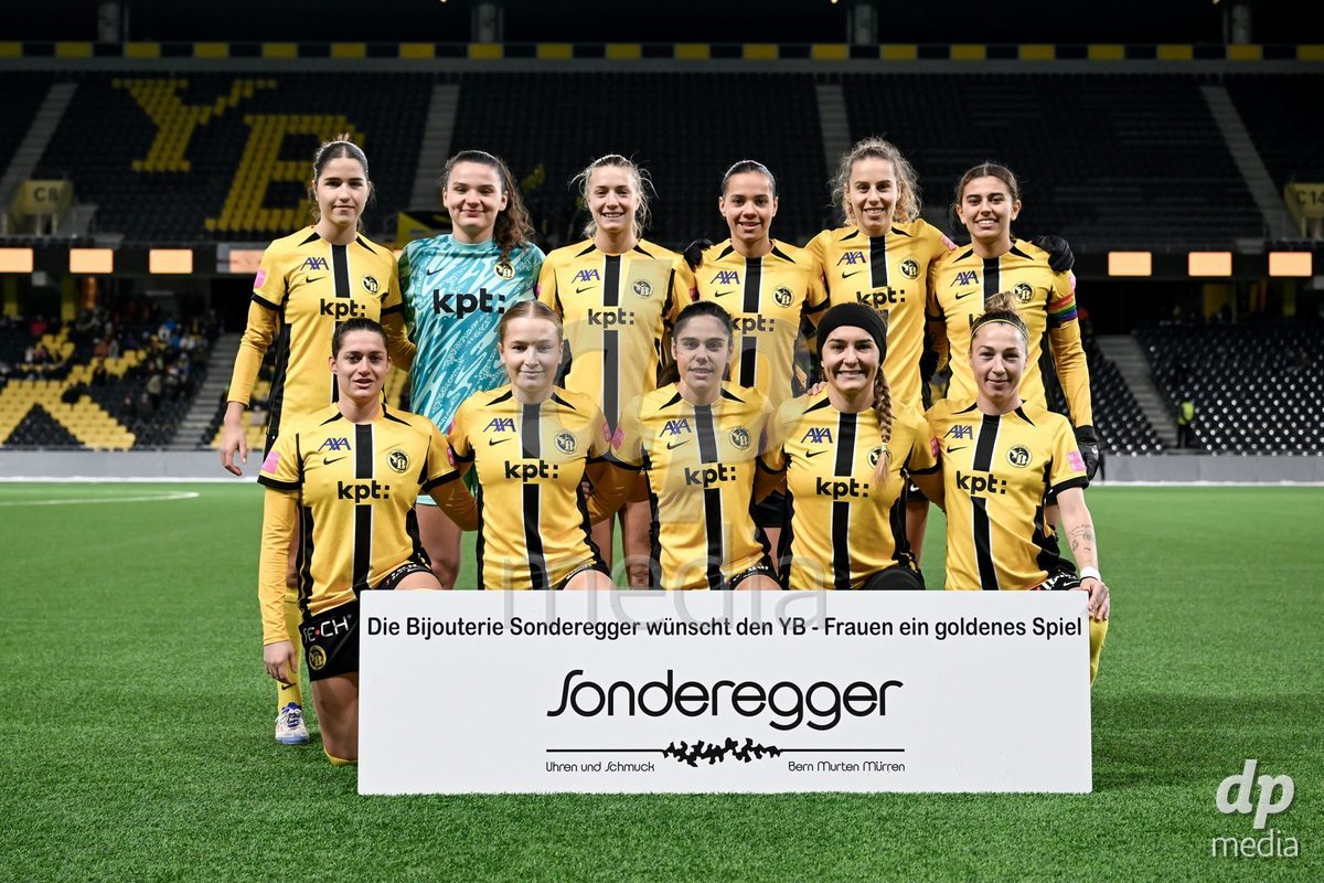 23.11.2024, Bern, Stadion Wankdorf, Women's Super League: BSC YB Frauen - Servette FC Chênois Féminin,  team photo BSC YB Frauen. First row from left: Wibke Meister, Noa Linn Munger, Laura Frey, Courtney Strode, Lisa Josten. Second row from left: Giulia Schlup, Tamara Biedermann, Athena Kuehn, Iman Beney, Leana Zaugg, Stephanie Waeber