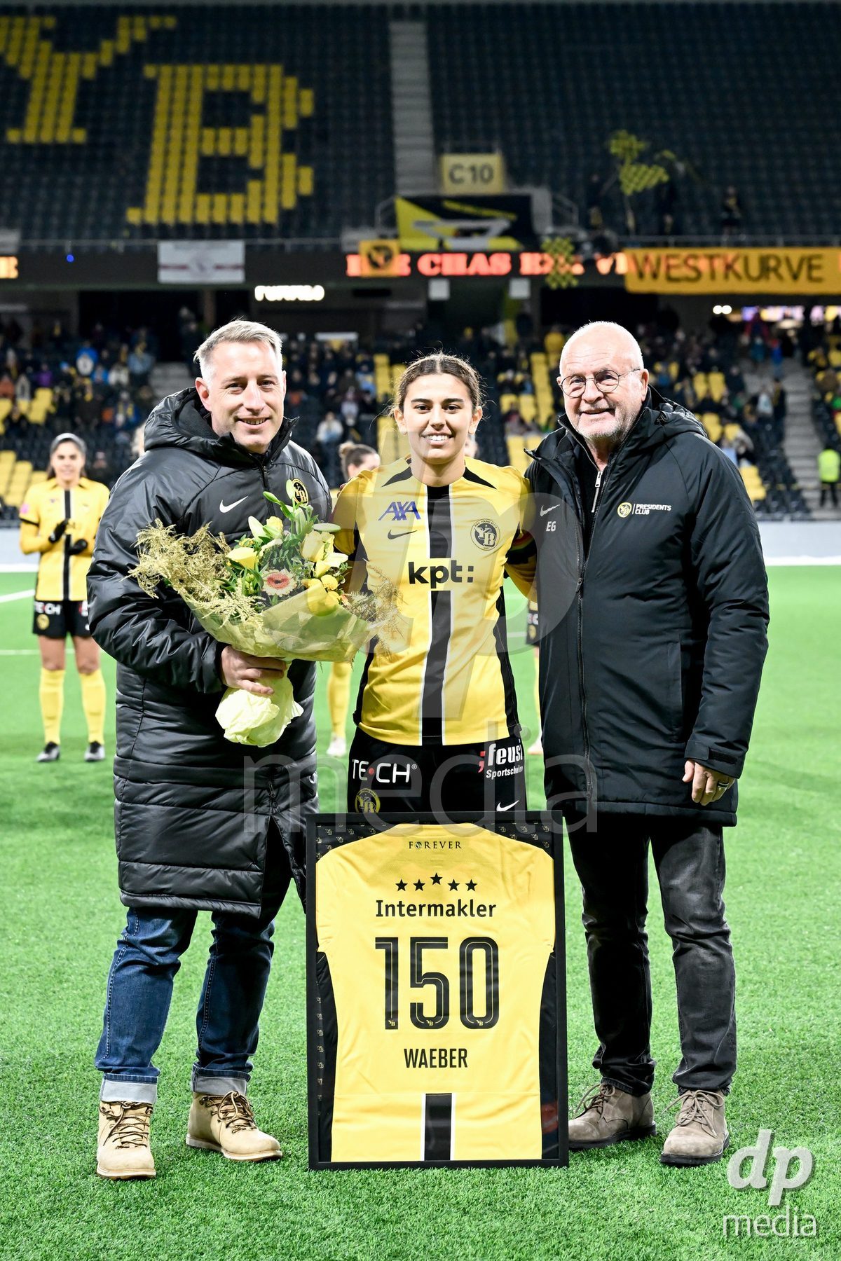 23.11.2024, Bern, Stadion Wankdorf, Women's Super League: BSC YB Frauen - Servette FC Chênois Féminin,  #11 Stephanie Waeber (BSC YB Frauen) gets honored for her 150 match for BSC YB Frauen