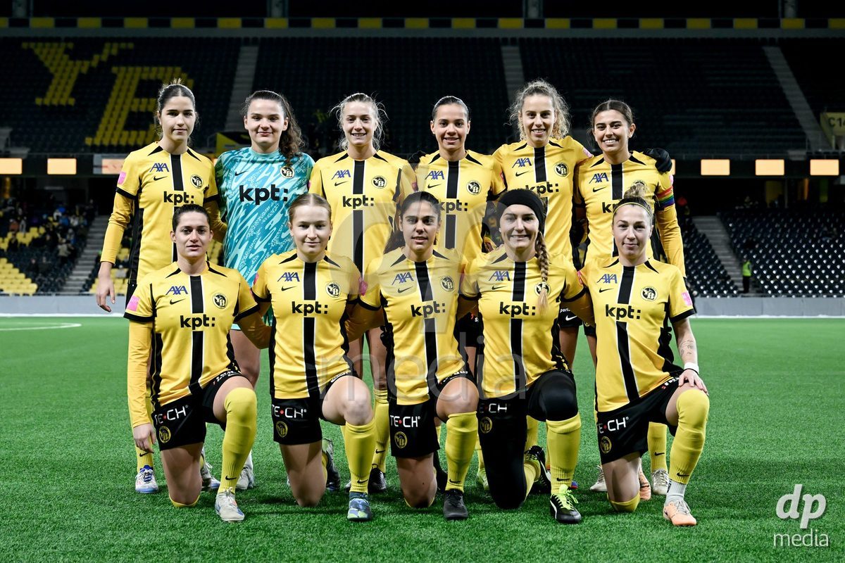 23.11.2024, Bern, Stadion Wankdorf, Women's Super League: BSC YB Frauen - Servette FC Chênois Féminin,  team photo BSC YB Frauen. First row from left: Wibke Meister, Noa Linn Munger, Laura Frey, Courtney Strode, Lisa Josten. Second row from left: Giulia Schlup, Tamara Biedermann, Athena Kuehn, Iman Beney, Leana Zaugg, Stephanie Waeber