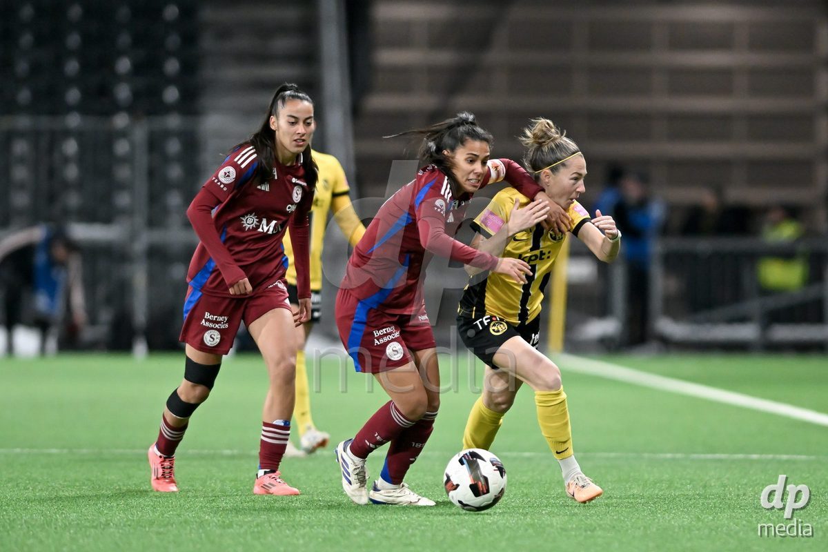 23.11.2024, Bern, Stadion Wankdorf, Women's Super League: BSC YB Frauen - Servette FC Chênois Féminin,  #24 Lisa Josten (BSC YB Frauen, right) against #3 Daina Bourma (Servette FC Chenois Feminin, left)