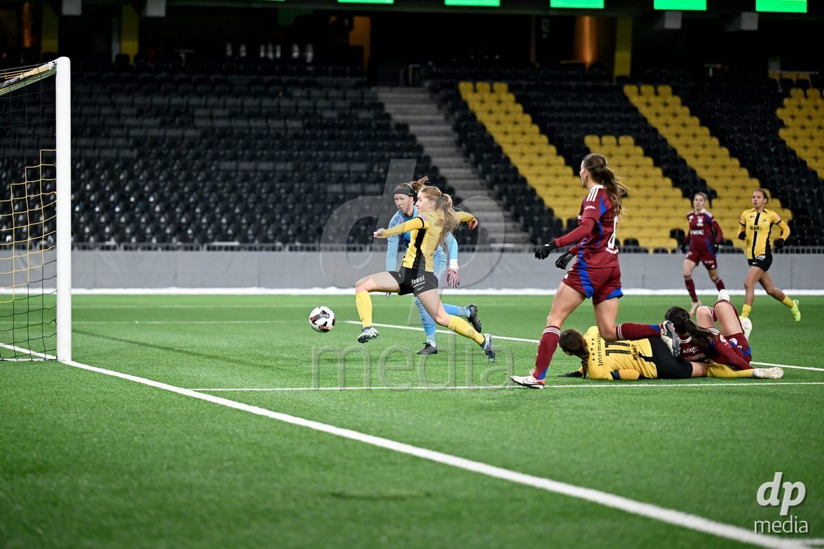 23.11.2024, Bern, Stadion Wankdorf, Women's Super League: BSC YB Frauen - Servette FC Chênois Féminin, Action in front of the goal