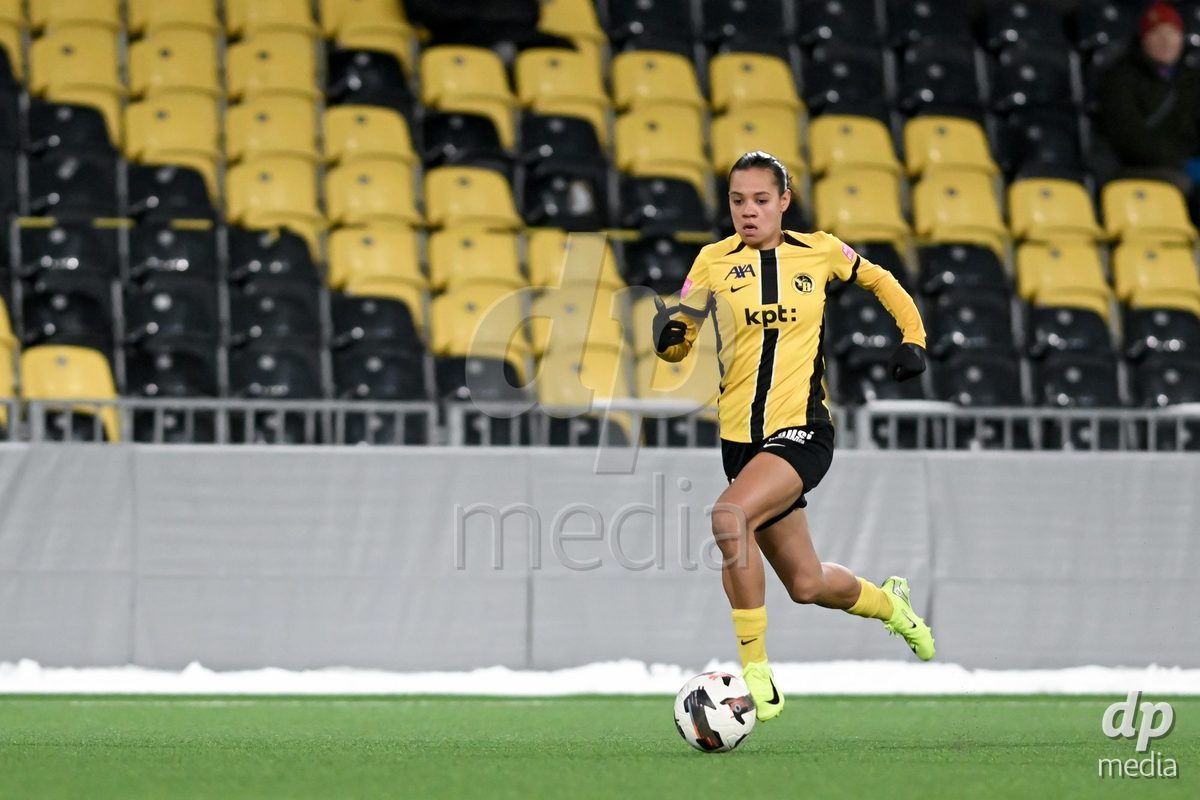 23.11.2024, Bern, Stadion Wankdorf, Women's Super League: BSC YB Frauen - Servette FC Chênois Féminin, Iman Beney (YB) controls the ball