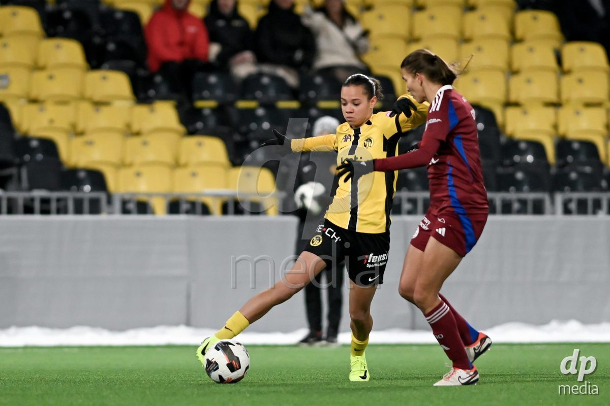 23.11.2024, Bern, Stadion Wankdorf, Women's Super League: BSC YB Frauen - Servette FC Chênois Féminin, Iman Beney (YB) battles for the ball