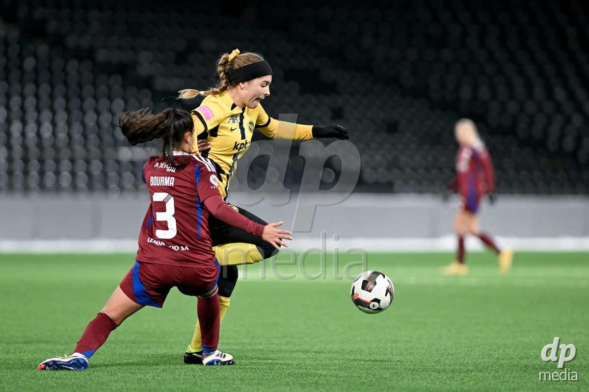 23.11.2024, Bern, Stadion Wankdorf, Women's Super League: BSC YB Frauen - Servette FC Chênois Féminin,  #14 Courtney Strode (BSC YB Frauen) battles for the ball with Daina Bourma (Servette)