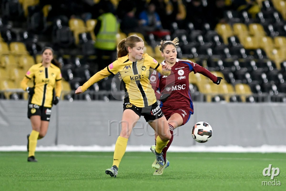 23.11.2024, Bern, Stadion Wankdorf, Women's Super League: BSC YB Frauen - Servette FC Chênois Féminin,  #5 Sandrine Mauron (Servette FC Chenois Feminin, right) against #8 Noa Linn Munger (BSC YB Frauen, left)
