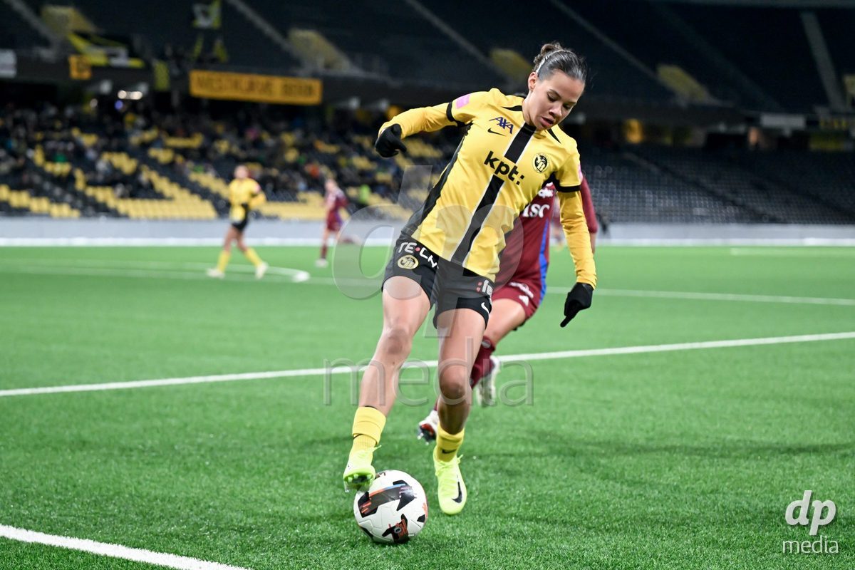 23.11.2024, Bern, Stadion Wankdorf, Women's Super League: BSC YB Frauen - Servette FC Chênois Féminin,  #10 Iman Beney (BSC YB Frauen) on the ball