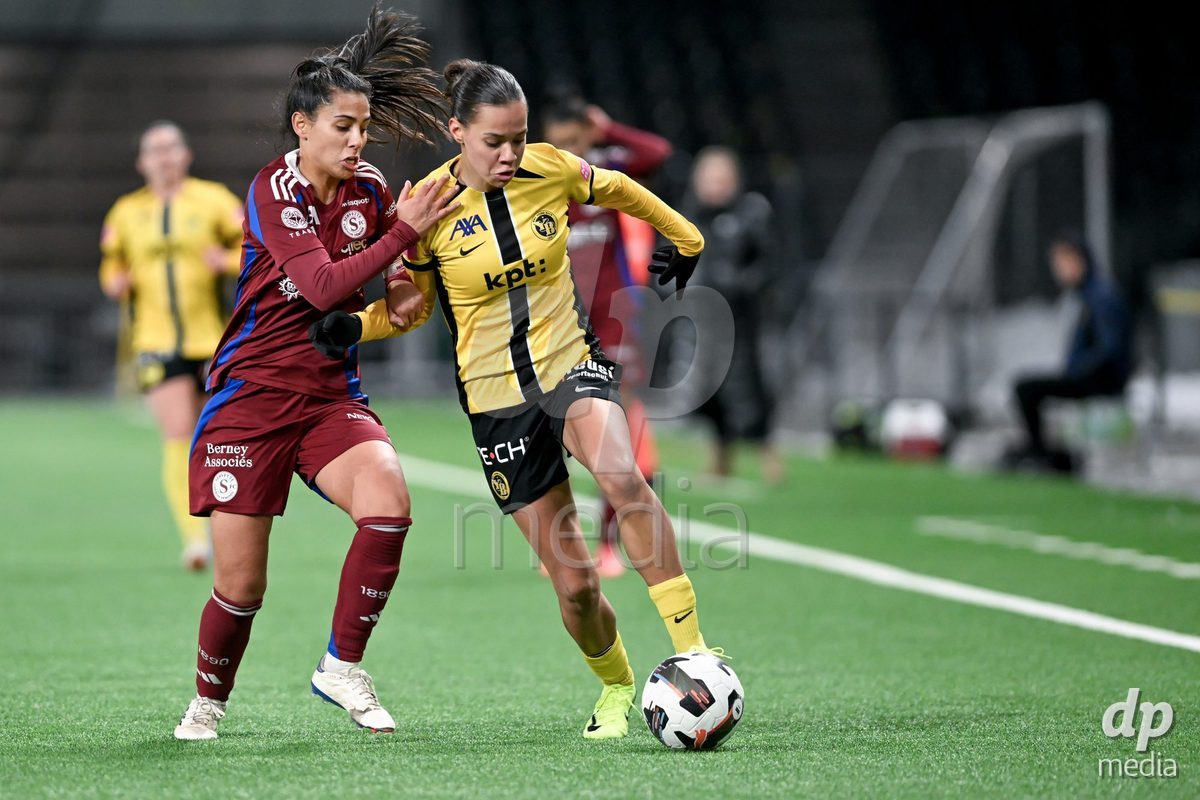 23.11.2024, Bern, Stadion Wankdorf, Women's Super League: BSC YB Frauen - Servette FC Chênois Féminin,  #3 Daina Bourma (Servette FC Chenois Feminin, left) against #10 Iman Beney (BSC YB Frauen, right)