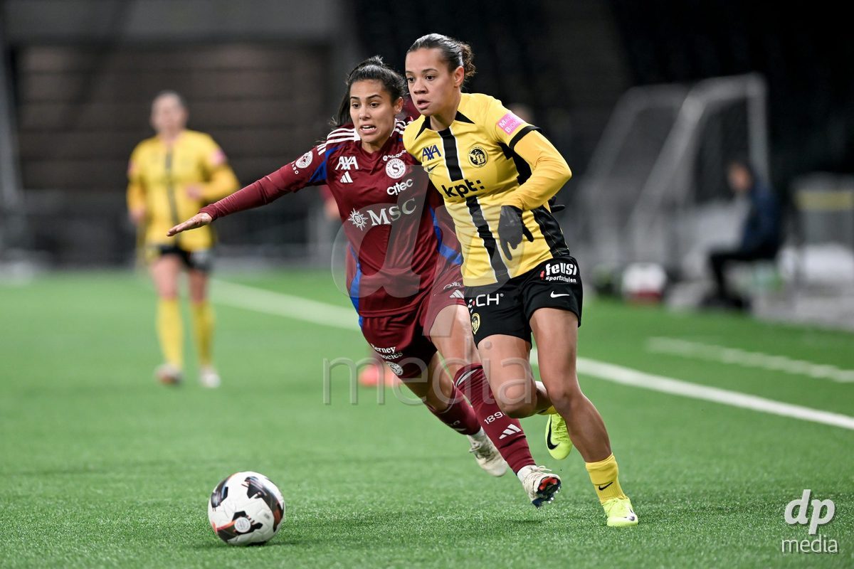 23.11.2024, Bern, Stadion Wankdorf, Women's Super League: BSC YB Frauen - Servette FC Chênois Féminin,  #10 Iman Beney (BSC YB Frauen, right) against #3 Daina Bourma (Servette FC Chenois Feminin, left)