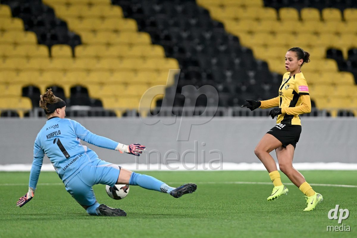 23.11.2024, Bern, Stadion Wankdorf, Women's Super League: BSC YB Frauen - Servette FC Chênois Féminin,  #10 Iman Beney (BSC YB Frauen) nearly scores a goal