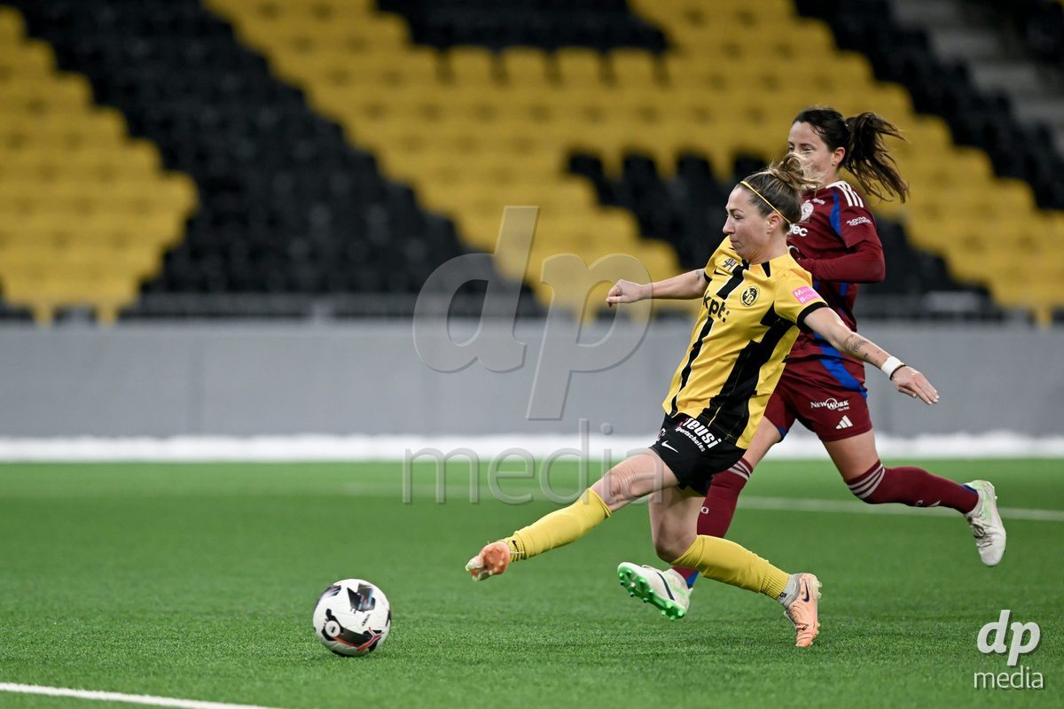 23.11.2024, Bern, Stadion Wankdorf, Women's Super League: BSC YB Frauen - Servette FC Chênois Féminin,  #24 Lisa Josten (BSC YB Frauen, left) against #21 Maeva Clemaron (Servette FC Chenois Feminin, right)